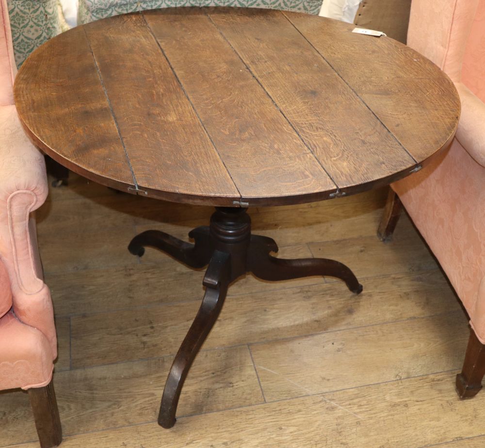 An early 19th century oak tilt top tea table, Diam.90cm